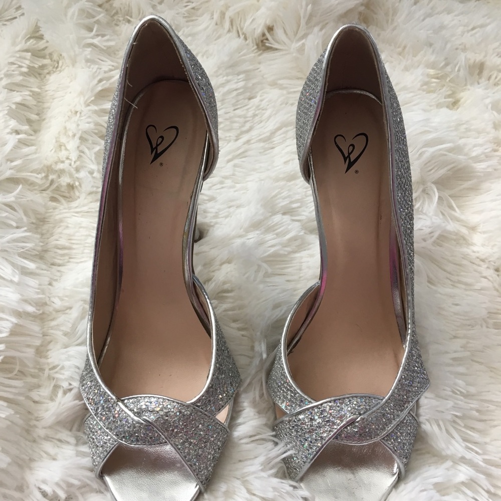 Silver Heels - Picture 4 of 5